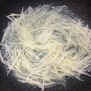 锅中加入清水大火煮开，下入土豆丝煮至水再次沸腾，捞出。