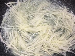 锅中加入清水大火煮开，下入土豆丝煮至水再次沸腾，捞出。