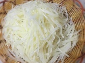 用流动的冷水冲洗至凉，沥干水分。