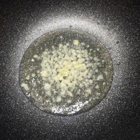 锅中加入油，大火烧热，下入蒜末煸出香味。