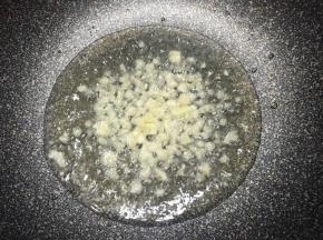 锅中加入油，大火烧热，下入蒜末煸出香味。