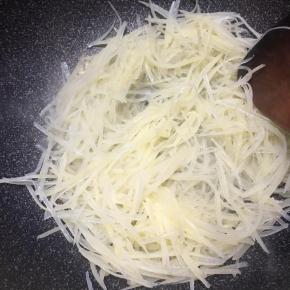 倒入土豆丝翻炒几下。