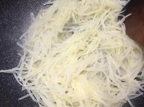 倒入土豆丝翻炒几下。