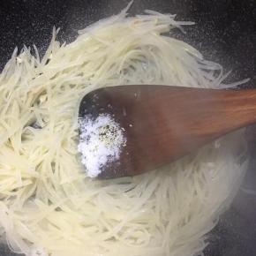 调入盐和鸡精翻炒均匀。