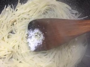 调入盐和鸡精翻炒均匀。