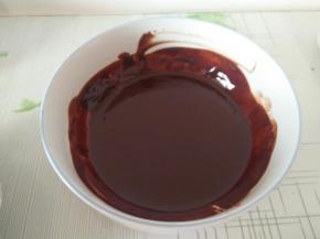 黑巧克力加黄油隔热水融化成液态；烤箱220度预热；