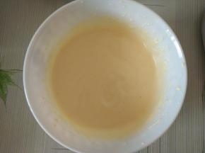 鸡蛋加糖粉用电动打蛋器打至提起打蛋头，滴落的蛋液不会立即消失；