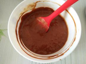 晾至温热的巧克力溶液倒入打发好的蛋液中，搅拌均匀；