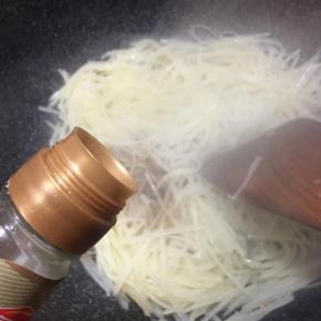 淋入白醋，翻炒均匀。