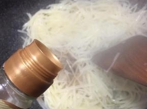 淋入白醋，翻炒均匀。
