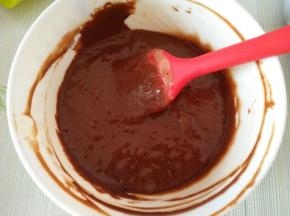 筛入低筋面粉，搅拌均匀；