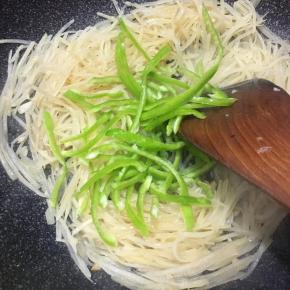 加入青椒丝炒匀。