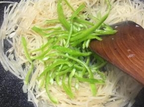 加入青椒丝炒匀。