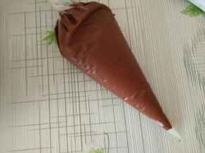 搅拌好的蛋糕糊倒入裱花袋中；