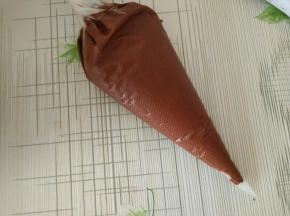 搅拌好的蛋糕糊倒入裱花袋中；