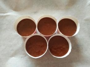 挤入纸杯中，约七分满；