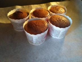 放入预热好的烤箱中层，烤8-10分钟（视纸杯大小调整烘烤时间）；