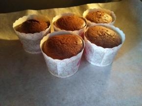 放入预热好的烤箱中层，烤8-10分钟（视纸杯大小调整烘烤时间）；