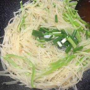 下入葱段炒匀即可关火。