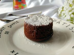 烤好的蛋糕晾至不烫手，脱模倒扣在盘子中，顶部筛层糖粉即可食用