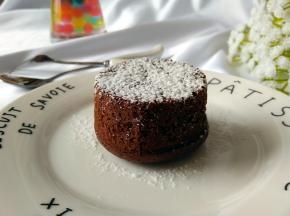 烤好的蛋糕晾至不烫手，脱模倒扣在盘子中，顶部筛层糖粉即可食用