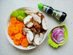 香菇切片，胡萝卜和青椒切片后用花朵模具刻出花片，洋葱切丝备用。