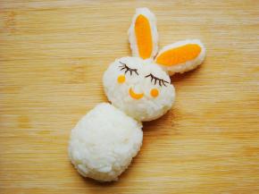 团椭圆形饭团做身体。