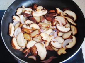 倒入香菇片翻炒均匀。