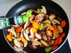 加入家乐热炒鲜露。（也可以用其他酱油代替）