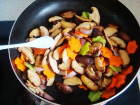 最后放入盐，翻炒均匀断生即可出锅。