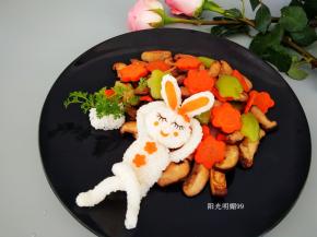 把菜盛入盘中，在一侧摆放小兔子，两个手臂放在脑后，腿部交叉二郎腿似的摆放好。适当点缀小花朵，可爱的小兔子就做好啦~~~