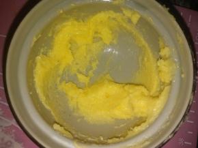 黄油软化，加糖搅打均匀（不用打发）；