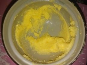 黄油软化，加糖搅打均匀（不用打发）；