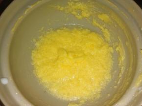 加入牛奶，混合均匀；