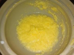 加入牛奶，混合均匀；