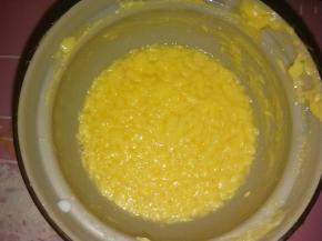 分次加入蛋液，每次搅拌均匀再加下一次；