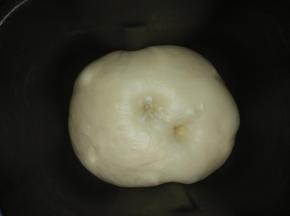 揉好的面团滚圆，发酵至两倍大；