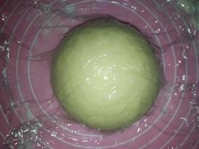 发酵好的面团按压排气，滚圆，盖保鲜膜松驰20分钟；
