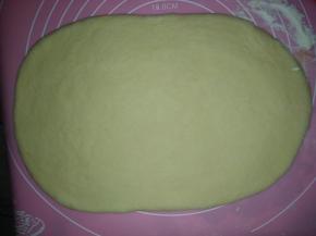 松驰好的面团擀成长方形；