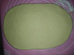 松驰好的面团擀成长方形；