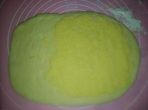 在右侧铺上椰蓉馅（铺满占面团2/3）；