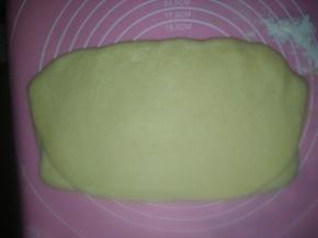 对折好的面团旋转90度，略擀长擀宽；