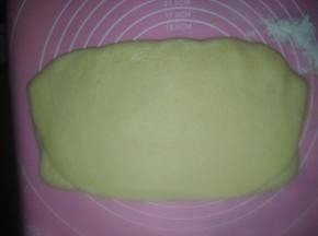 对折好的面团旋转90度，略擀长擀宽；