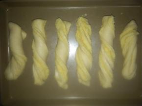 左手捏住面团一端，右手捏住另一端团转两圈，放烤盘（非不粘铺油纸）；