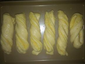 放烤箱发酵至2倍大（内放一碗热水），表面刷蛋液；