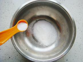 盆里倒入白凉粉，加入薄荷粉。