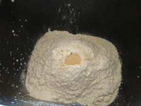 标注面包的材料除黄油外加入面包桶，启动“和面”程序（15分钟）揉成面团；