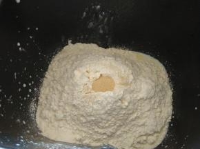 标注面包的材料除黄油外加入面包桶，启动“和面”程序（15分钟）揉成面团；
