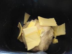 加入软化的黄油；