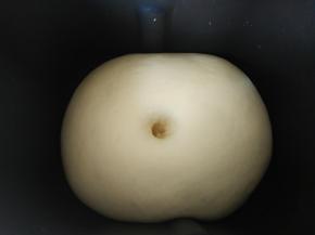 盖保鲜膜发酵至两倍大；